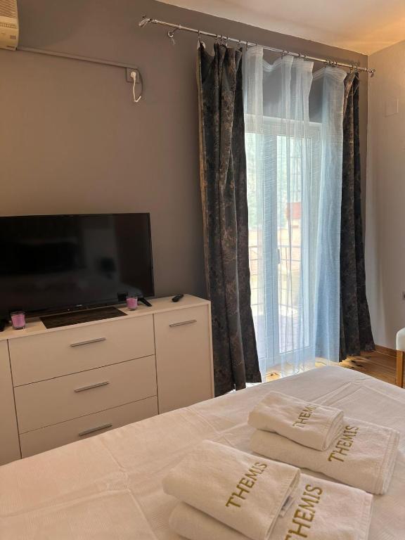 Postel nebo postele na pokoji v ubytování Themis Apart Hotel