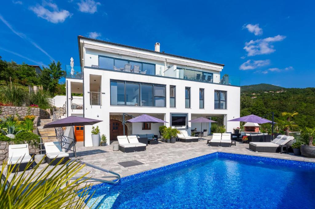 willa z basenem i domem w obiekcie Villa White Pearl Diamond, Opatija mit Meerblick & Pool w mieście Opatija