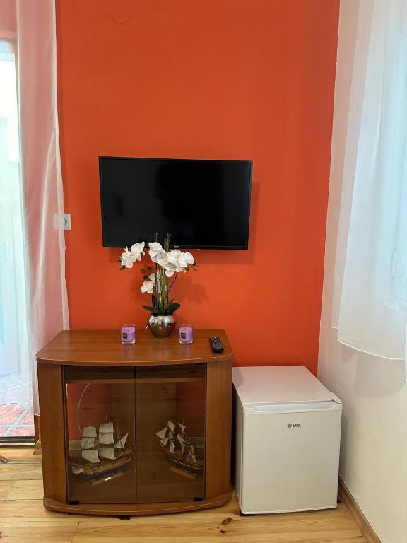 TV a/nebo společenská místnost v ubytování Themis Apart Hotel