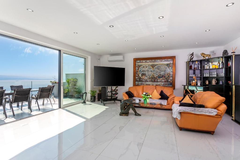 Telewizja i/lub zestaw kina domowego w obiekcie Villa White Pearl Diamond, Opatija mit Meerblick & Pool
