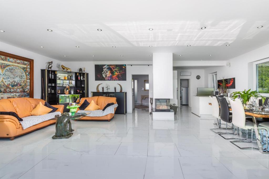 Część wypoczynkowa w obiekcie Villa White Pearl Diamond, Opatija mit Meerblick & Pool