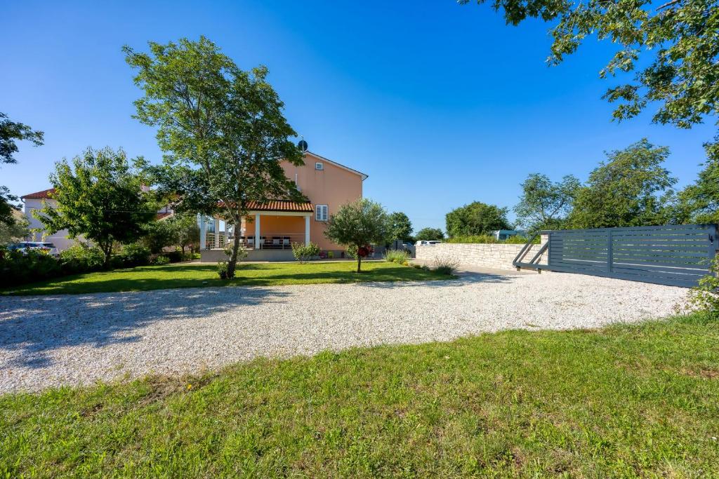 Vonkajšia záhrada v ubytovaní Holiday House Sunset