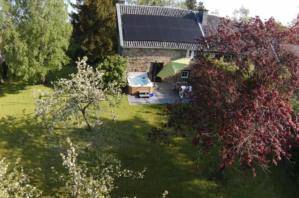Zahrada ubytování Gite Ardennes Au coin du feu jacuzzi sauna et nature