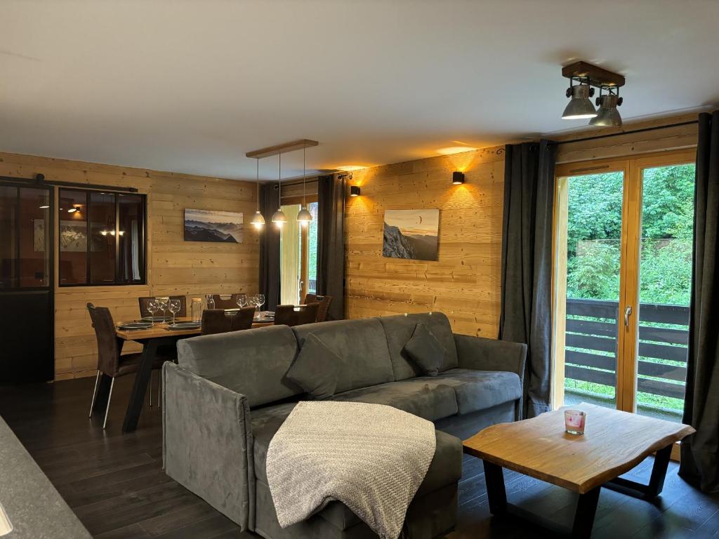 un salon avec un canapé et une table dans l'établissement La Pepite Des Aiguilles - Calme - Cosy, aux Houches