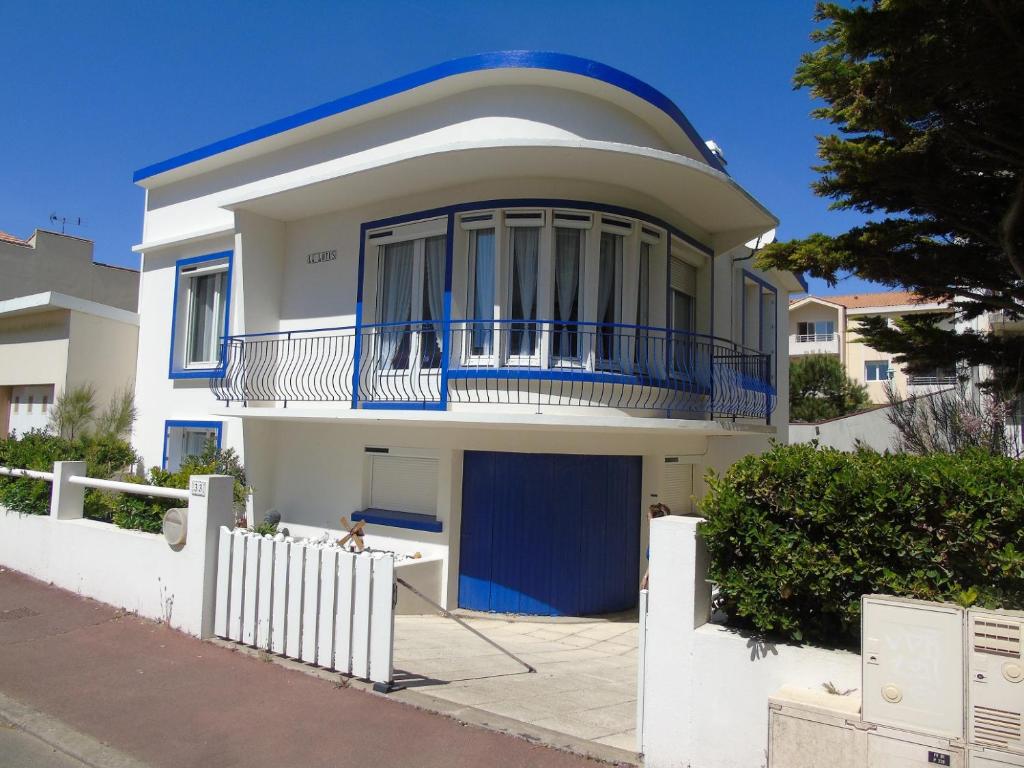 une grande maison blanche avec une tourelle ronde dans l'établissement Le Lotus, à Saint-Jean-de-Monts