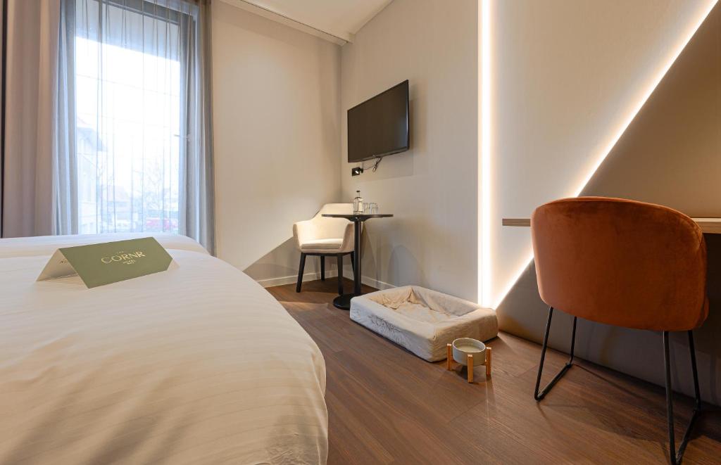 Ein Bett oder Betten in einem Zimmer der Unterkunft The CORNR Hotel