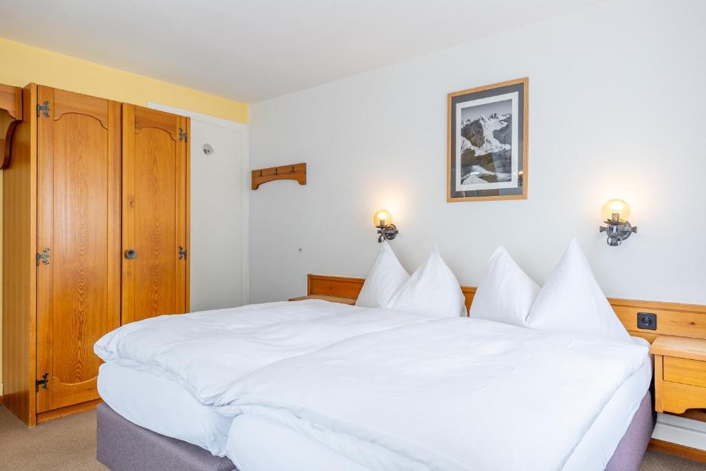 Postel nebo postele na pokoji v ubytování Hotel Dischma