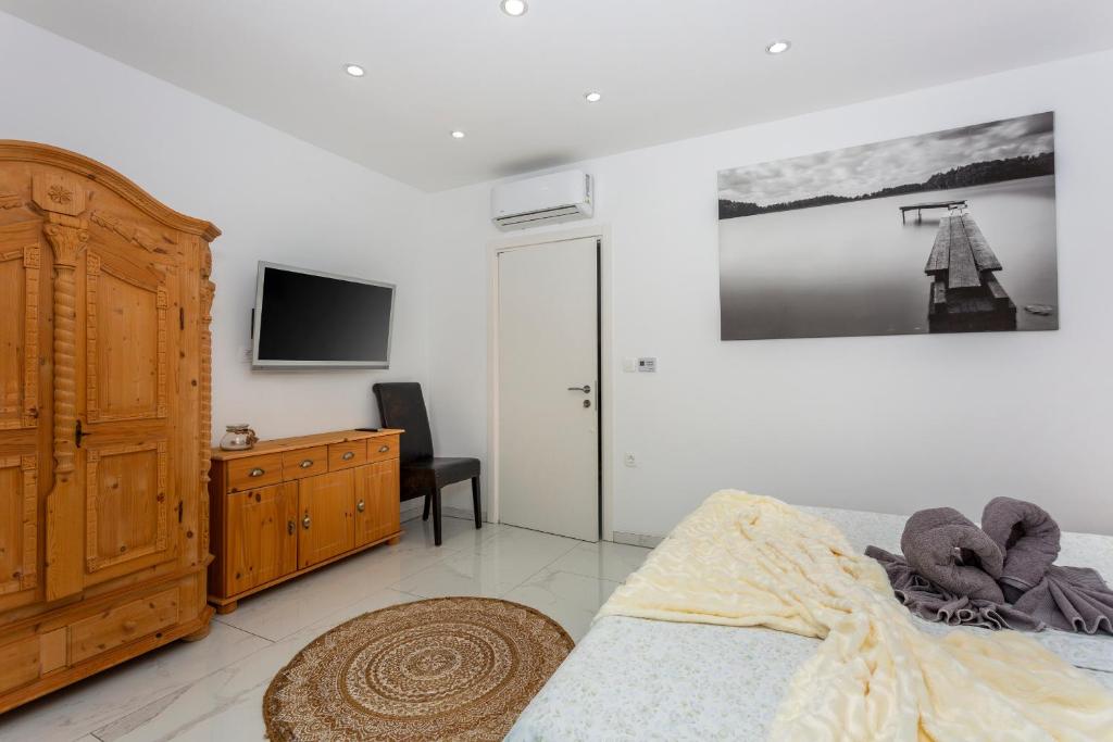 Łóżko lub łóżka w pokoju w obiekcie Villa White Pearl Diamond, Opatija mit Meerblick & Pool