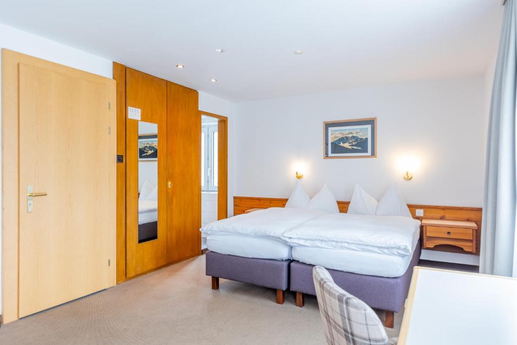 Postel nebo postele na pokoji v ubytování Hotel Dischma