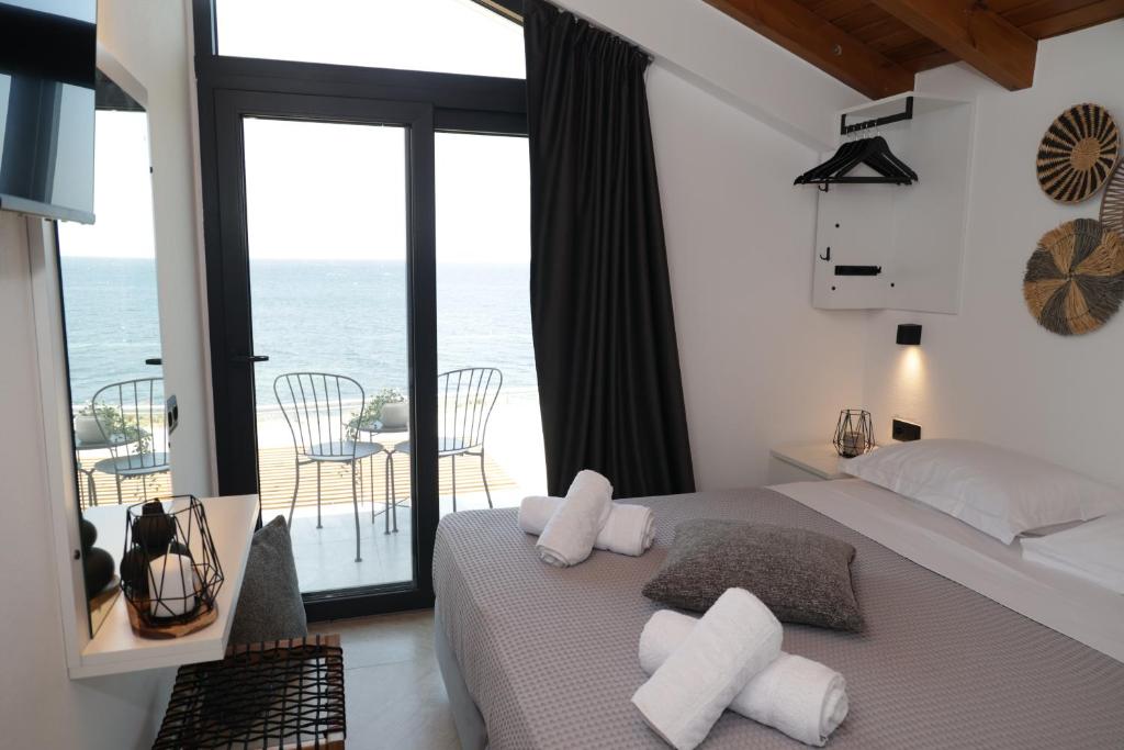 Postel nebo postele na pokoji v ubytování Saos Terra Suites