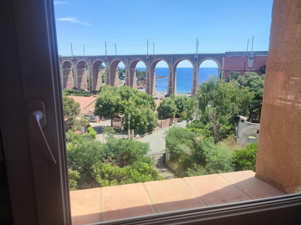 - une vue sur un pont depuis une fenêtre dans l'établissement villa Esterel calme et proche de la mer,VTT et randonnées, à Saint-Raphaël