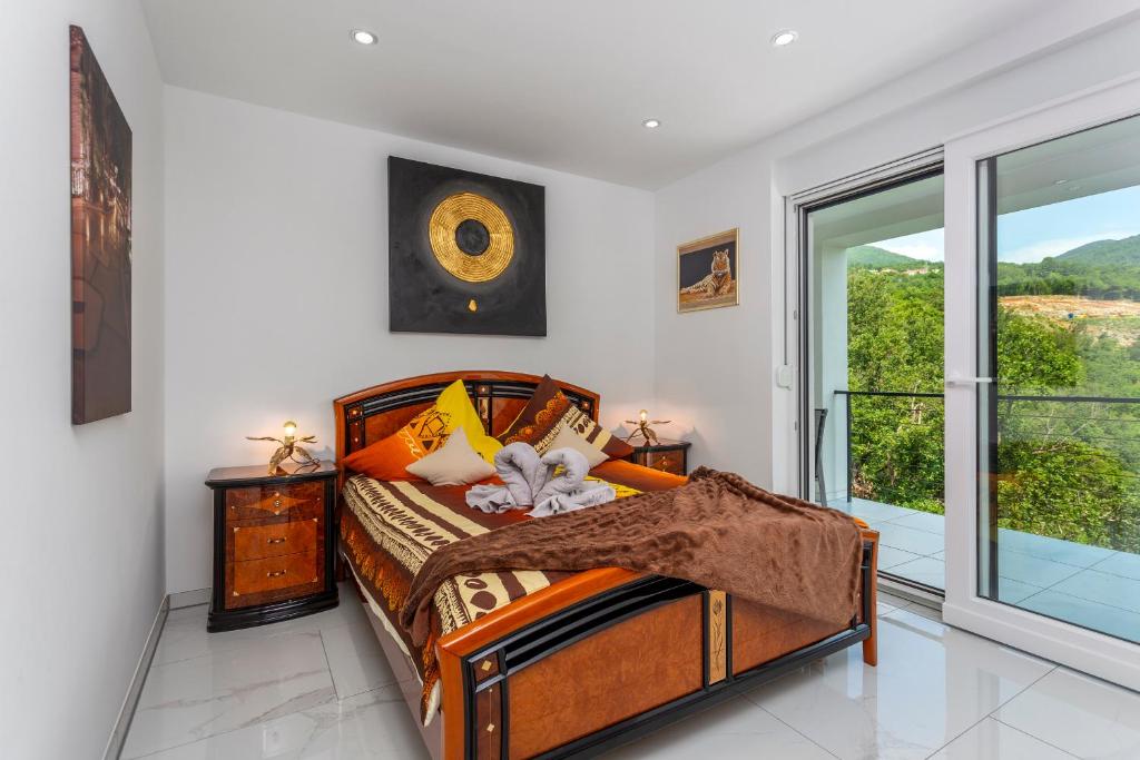 Część wypoczynkowa w obiekcie Villa White Pearl Diamond, Opatija mit Meerblick & Pool