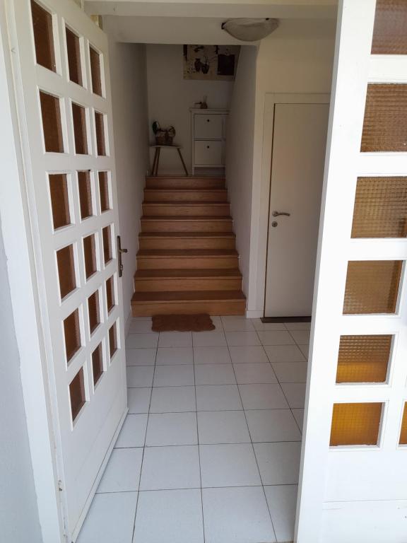 een hal met een trap naar een kamer met een deur bij Apartments Luigi in Umag
