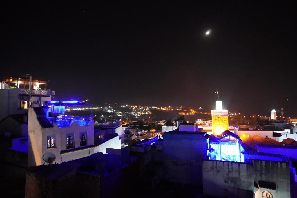 Vue générale sur Chefchaouen ou vue de la ville depuis la maison d'hôtes