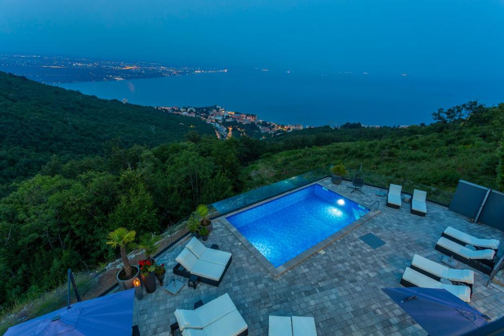 Basen w obiekcie Villa White Pearl Diamond, Opatija mit Meerblick & Pool lub w pobliżu