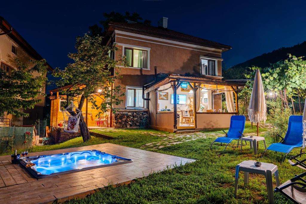 un cortile con vasca idromassaggio in erba di Дановатъ къща a Zgorigrad