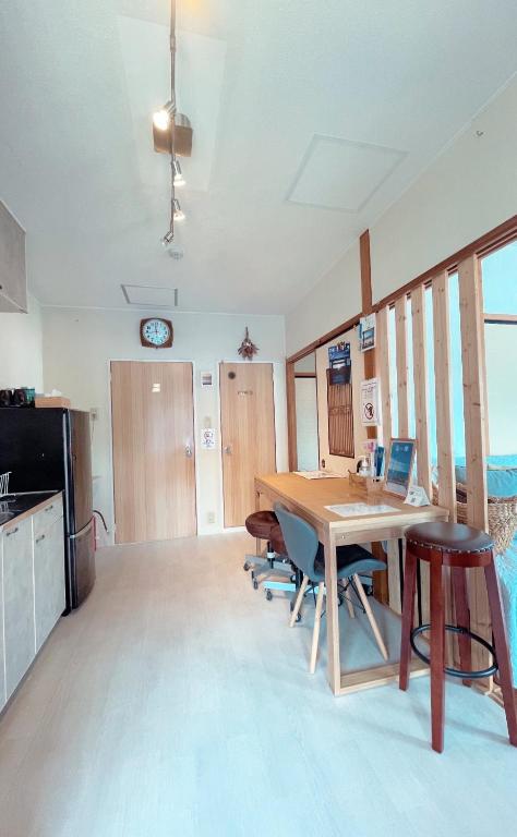 Una cocina o zona de cocina en 民泊宿 i s e s h i m a 伊勢内宮前203