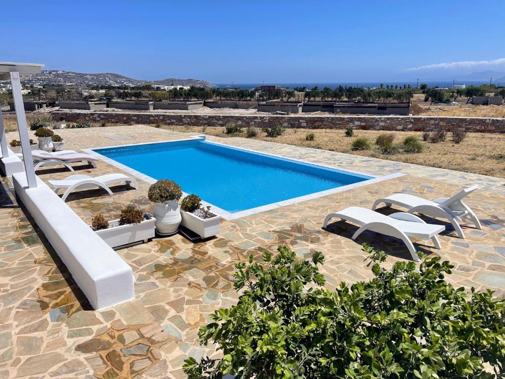 Bazén v ubytování Quiet 2-bedroom sea view villa with shared pool nebo v jeho okolí