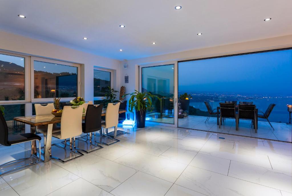 Część wypoczynkowa w obiekcie Villa White Pearl Diamond, Opatija mit Meerblick & Pool
