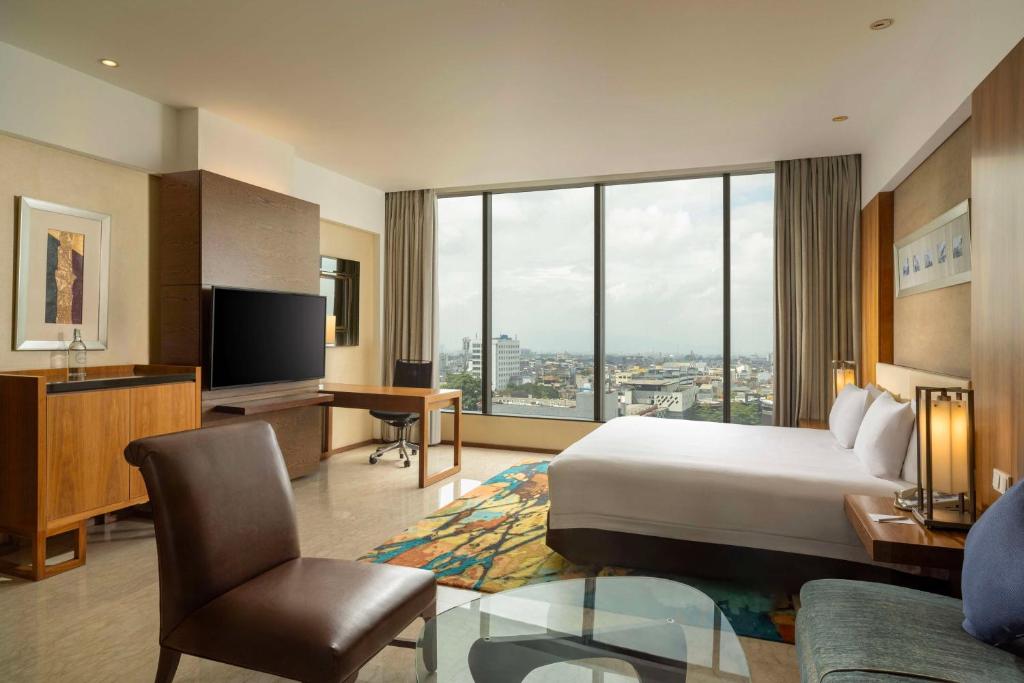 TV a/nebo společenská místnost v ubytování Hilton Bandung
