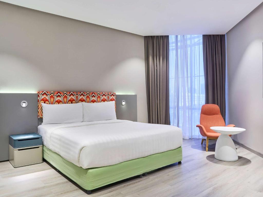Postel nebo postele na pokoji v ubytování Ibis Styles Dubai Jumeira