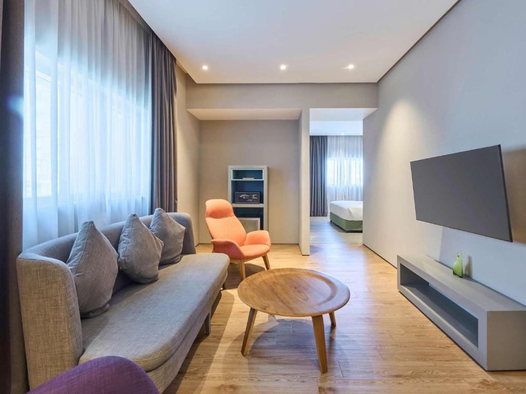 TV a/nebo společenská místnost v ubytování Ibis Styles Dubai Jumeira