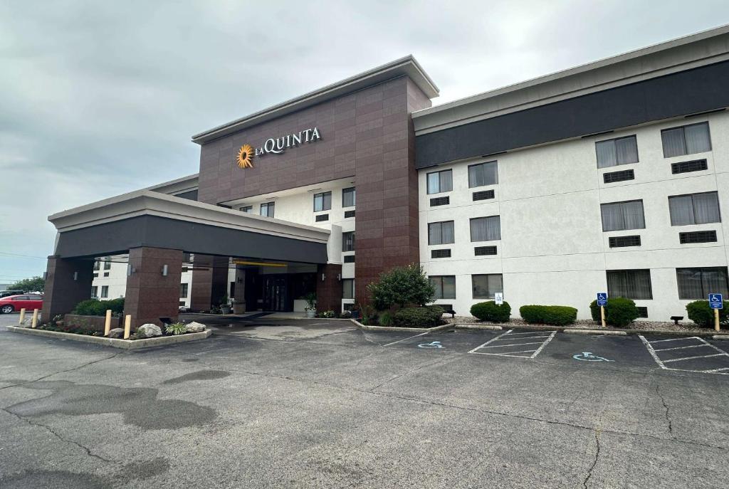 La Quinta Inn and Suites by Wyndham Cincinnati North - Housity