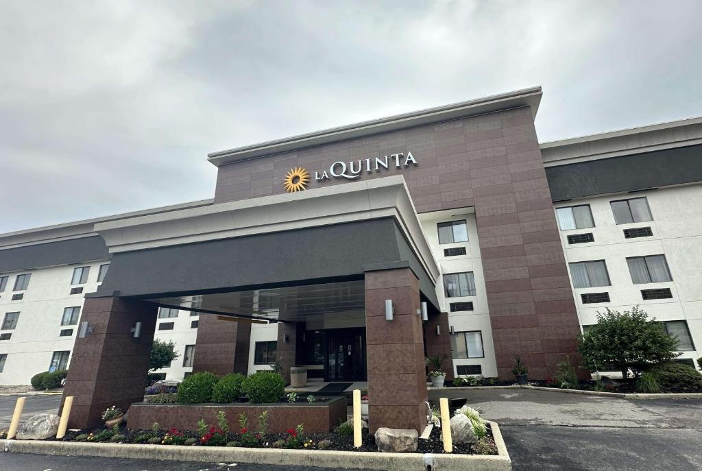 La Quinta Inn and Suites by Wyndham Cincinnati North photo