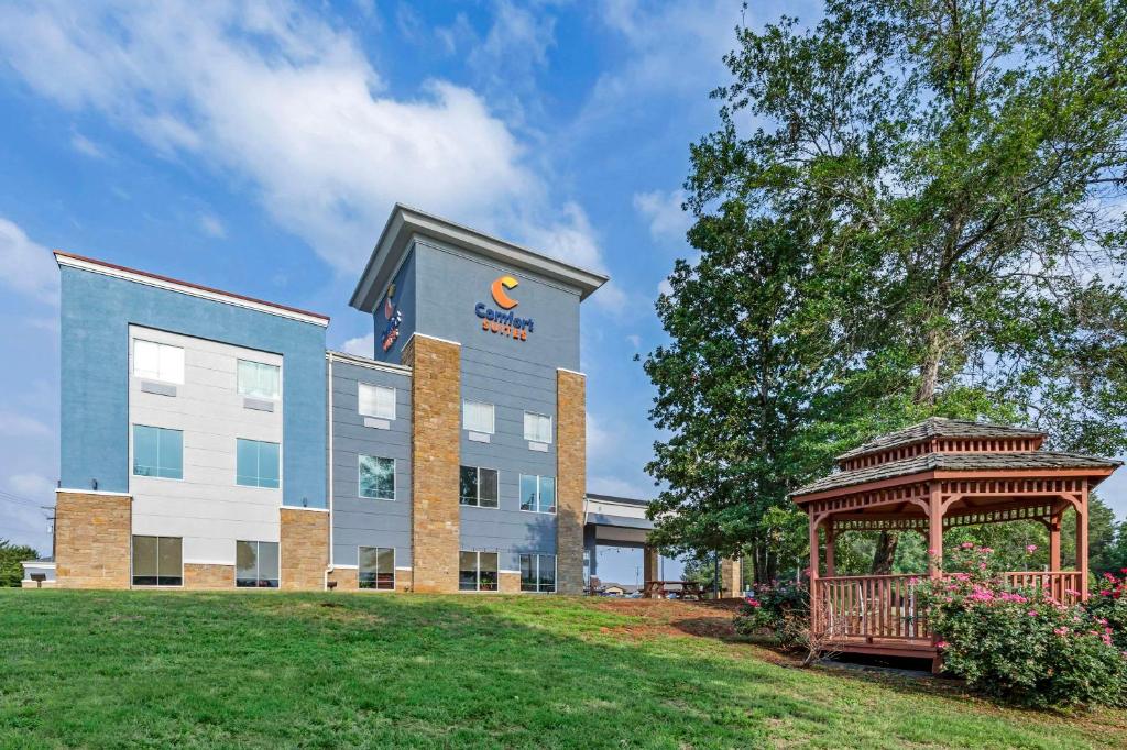 a building with a gazebo in front of it at Comfort Suites in Palestine