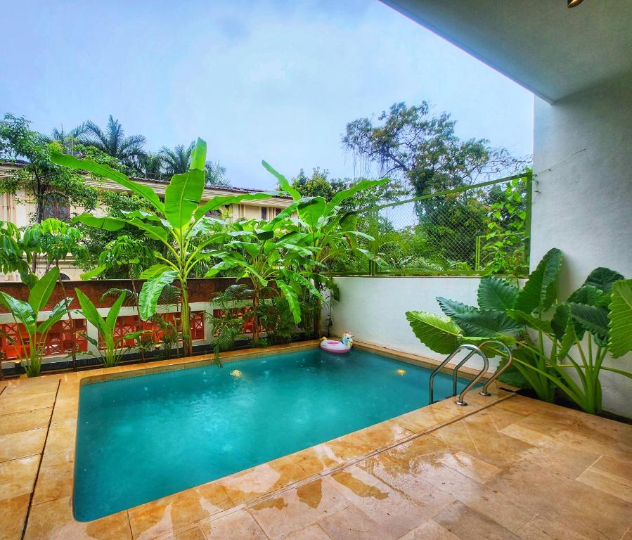 Bazén v ubytování ELIVAAS 3 BHK with Pvt Pool - Mirai Taurus nebo v jeho okolí