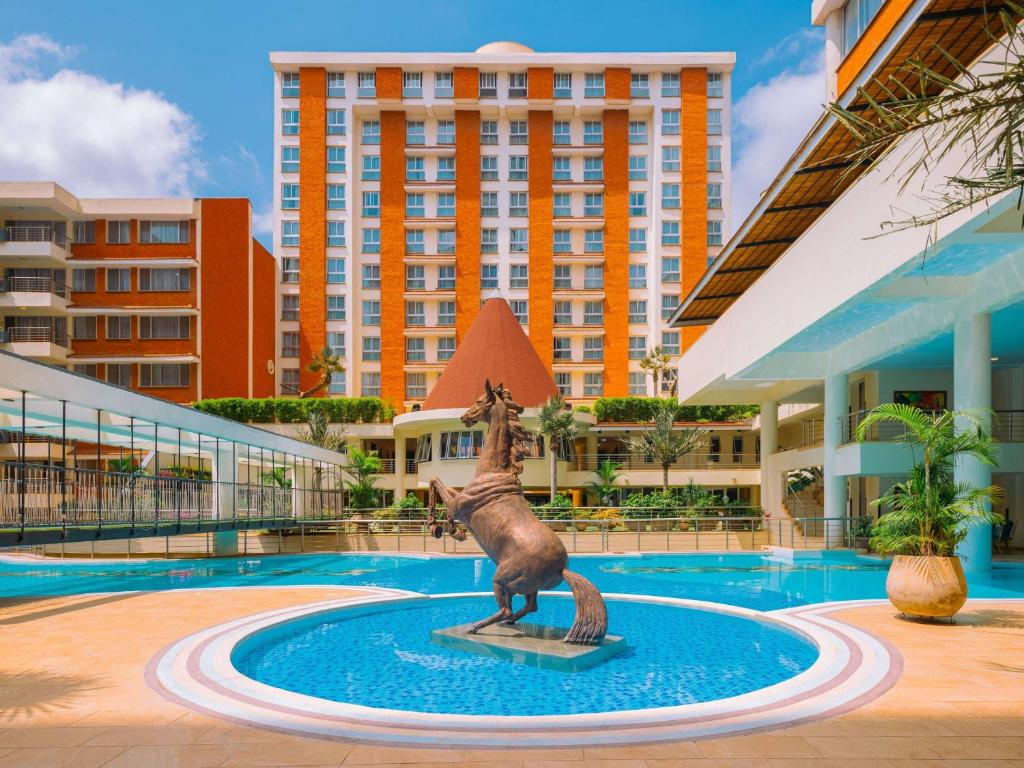 Bazén v ubytování Mövenpick Hotel & Residences Nairobi nebo v jeho okolí