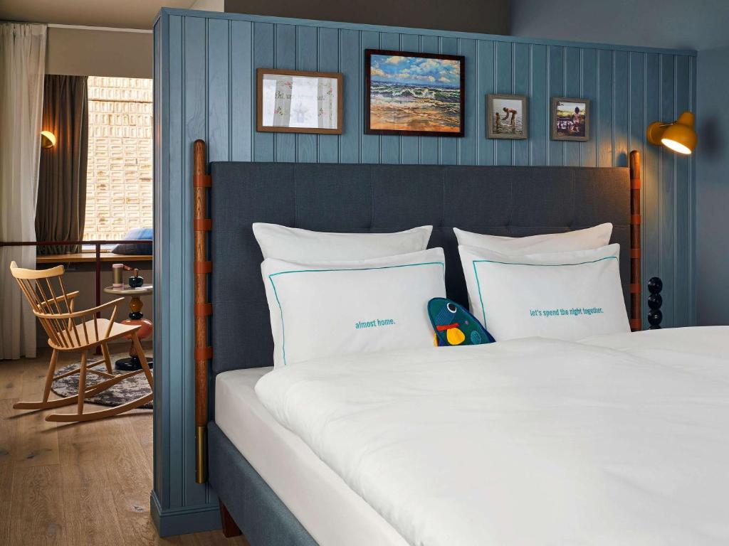 Postel nebo postele na pokoji v ubytování 25hours Hotel Paper Island