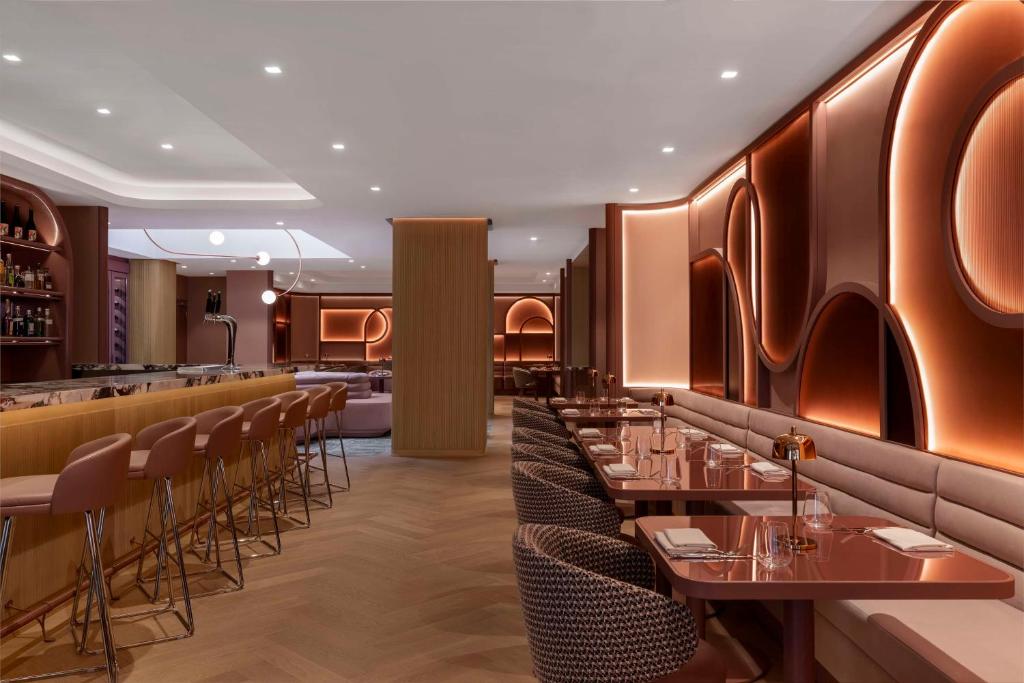 Revery Toronto Downtown, Curio Collection by Hilton - Resim 12