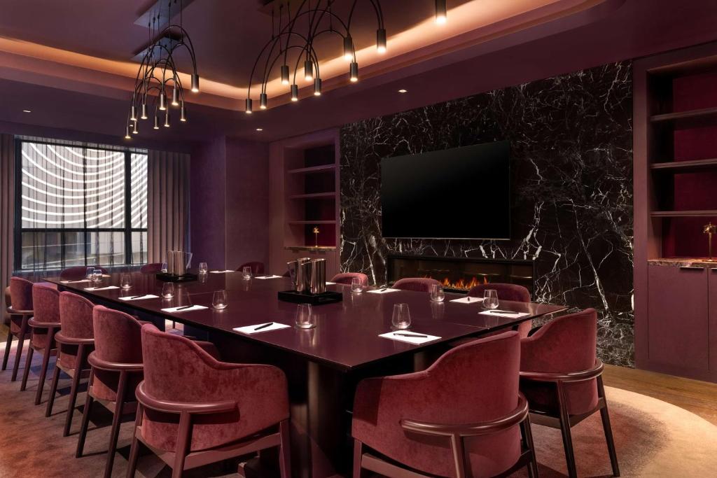 Revery Toronto Downtown, Curio Collection by Hilton - Resim 13