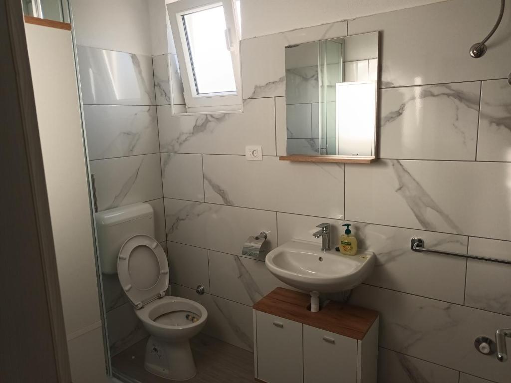 Kupaonica u objektu Marin Apartments