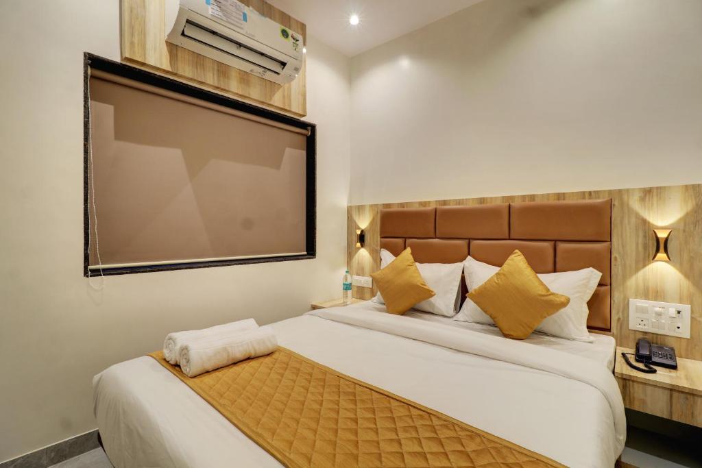 Postel nebo postele na pokoji v ubytování Hotel Enigma Inn