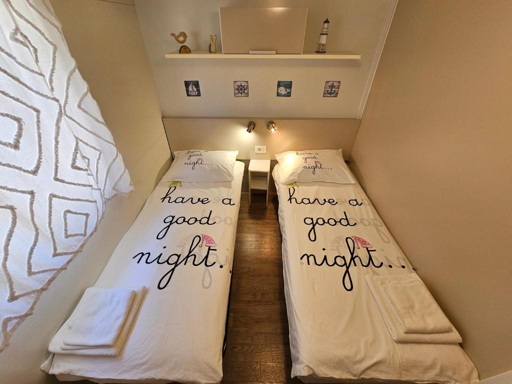 Postel nebo postele na pokoji v ubytování Mobile Home Sea Fairy , Jezera , Murter