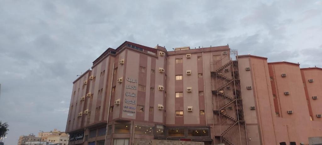 Bangunan di mana terletaknya aparthotel ini