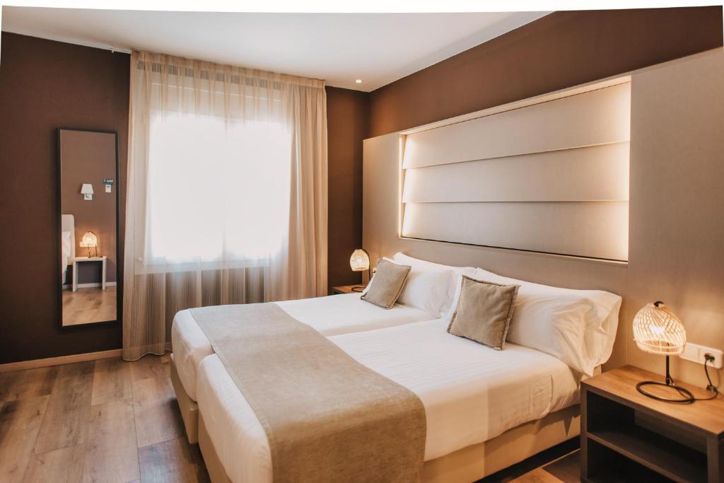 Postel nebo postele na pokoji v ubytování Hotel Windsor Tossa - Adults Only 16
