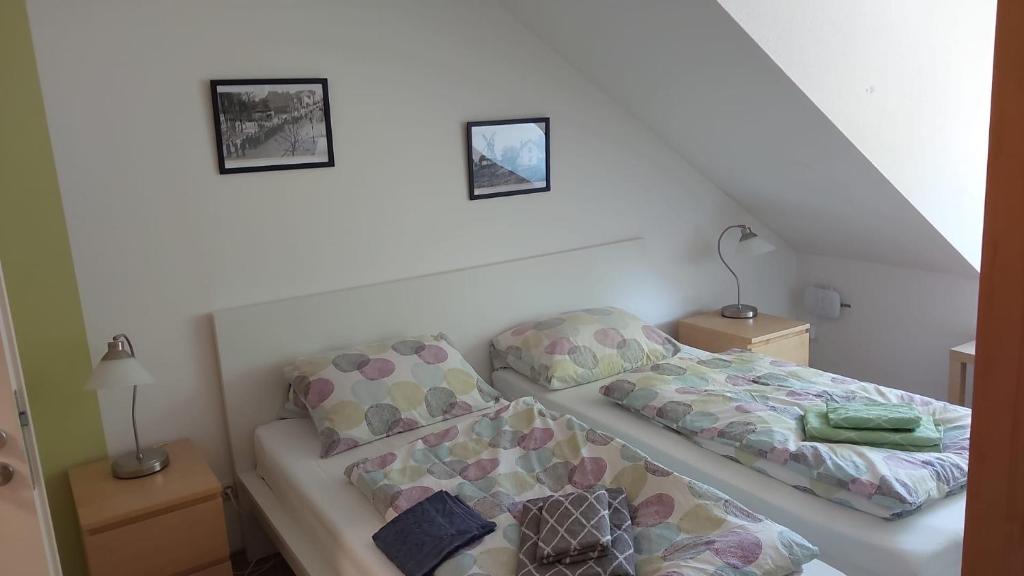 Postel nebo postele na pokoji v ubytování Zimmer Lummerland