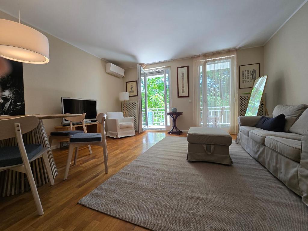 Hotel Casa delle Rose, a living room with a couch and a table at Casa delle Rose in Budapest