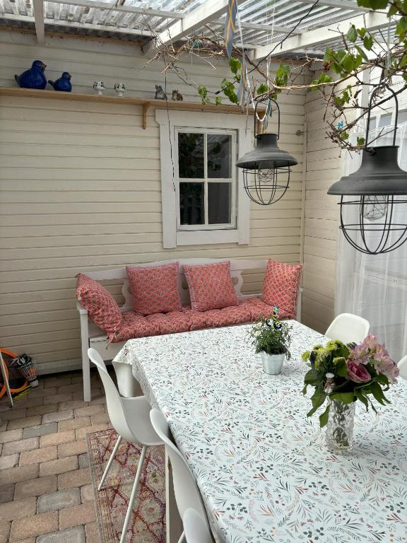 Patio nebo venkovní prostory v ubytování Lägenhet i sekelskifteshus