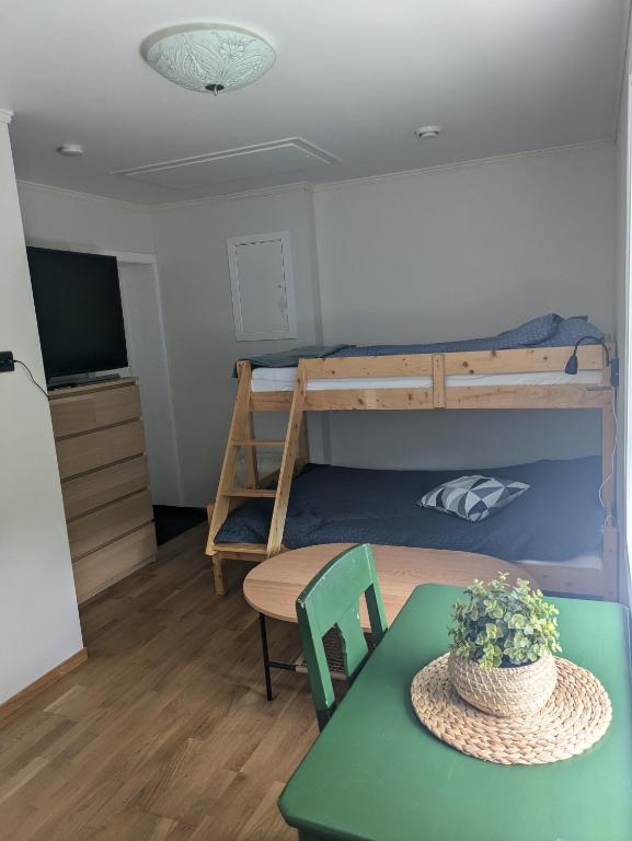a small room with a bunk bed and a table at Leilighet sentralt i Stryn in Stryn