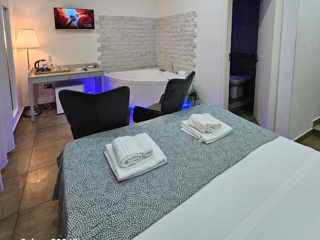 Posteľ alebo postele v izbe v ubytovaní B&B Napoli Centrale Room&Jacuzzi