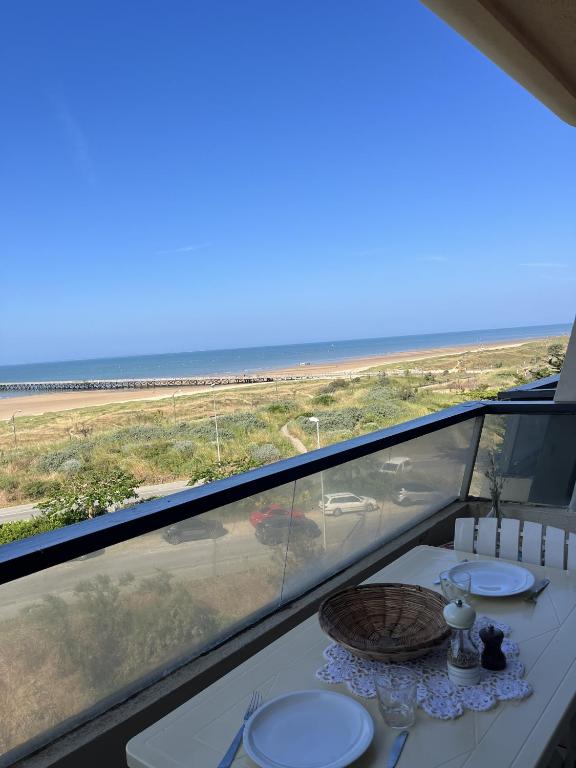 - une table à manger avec vue sur la plage dans l'établissement Le Voilier bleu, à Saint-Jean-de-Monts