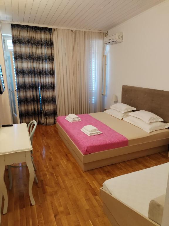 Postel nebo postele na pokoji v ubytování Riva Brela