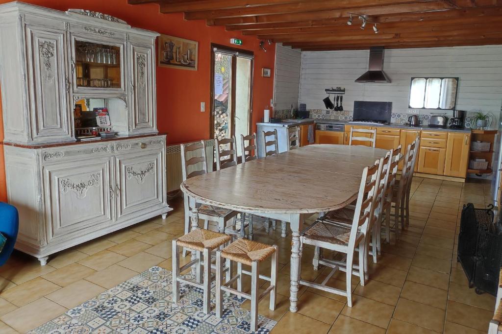 CourzieuGîte LES GOUTTES的配有大木桌和椅子的厨房