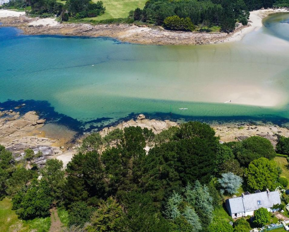 - une vue aérienne sur la plage et l'eau dans l'établissement -ROZ MEIN GLAZ- Annexe pleine vue mer, à Trégunc