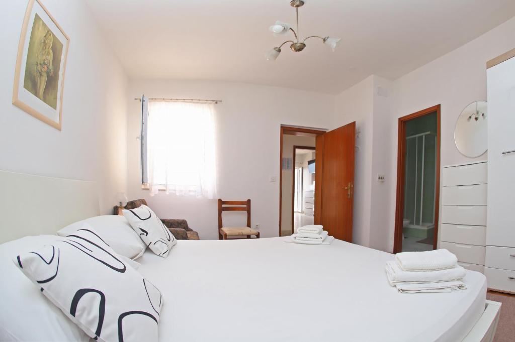 Postel nebo postele na pokoji v ubytování Apartments Edita & Robert