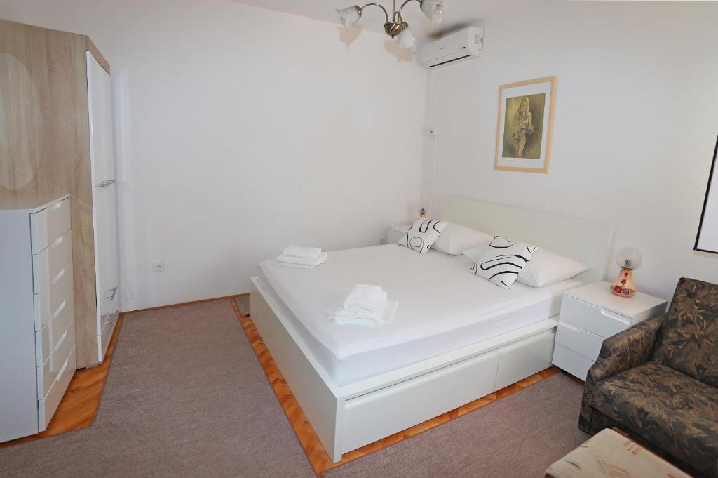 Postel nebo postele na pokoji v ubytování Apartments Edita & Robert